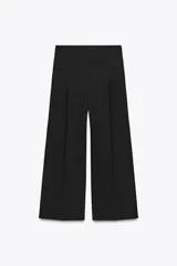 Pantalón culotte negro de tiro alto y pierna ancha.