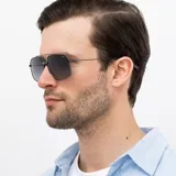 Lentes de sol INVU modelo IB12400A, con marco metálico color gris plomo y lentes polarizadas con degradé de violeta a gris.