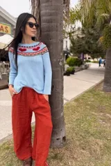 Sweater tejido blanco de hilo 100% algodón, con cuello redondo y diseño con motivos geométricos en el canesú en tonos rojo, verde, azul y negro.