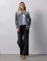 Campera estampada y bordada marca Ruby Rd, con cuello solapa, bolsillos delanteros y abertura central con botones metálicos.