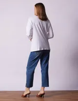 Blusa blanca de algodón y poliéster, marca Ruby Rd, con escote en V y bordado floral en el frente. Tiene mangas 3/4 con puños elastizados.