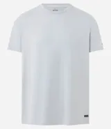 Remera deportiva de hombre color gris claro, con tecnología dry fit, cuello redondo y manga corta. Presenta una etiqueta negra con el logo de la marca en el dobladillo inferior y detalles discretos en las mangas y espalda.