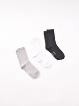 Pack de cinco pares de medias de caña corta en colores surtidos: gris, blanco y negro.