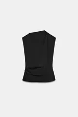 Top negro de algodón con cuello recto y mangas asimétricas. Presenta un detalle de tejido drapeado en el frente.