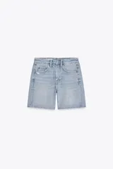 Bermudas de jean celeste de tiro medio con cinco bolsillos y cierre frontal con cremallera y botón metálico.