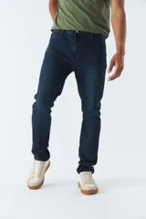 Pantalón jean negro de corte recto, tiro medio, con logo bordado y presillas para cinturón.
