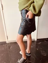 Minifalda marrón de cuero ovino italiano con estilo "roto".