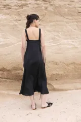 Vestido midi rojo de lino, con breteles finos y corte recto.
