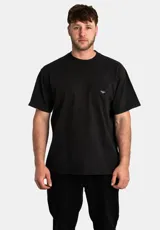 Remera negra de manga corta con bolsillo en el pecho y logo de la marca.