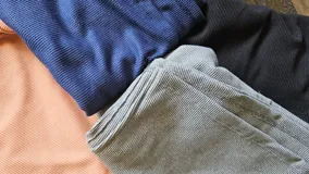 Remera blanca de corte amplio y mangas largas.