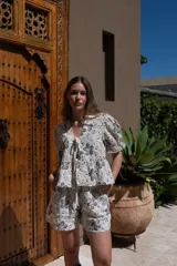 Short color crudo con estampado de flores negras, de tiro medio y pierna holgada.