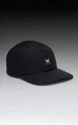 Gorra negra de cinco paneles con visera plana y un pequeño parche cuadrado blanco en el frente con un logo bordado en forma de tijeras cruzadas.