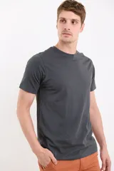 Remera negra de manga corta con cuello redondo y logo pequeño bordado en el pecho.