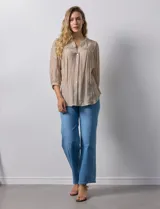 Blusa color beige de gasa, marca Figueroa & Flower. Cuello a la base, escote en V y abertura central con botones. Hombros y espalda en crochet. Manga 3/4 amplia con puño y botón.
