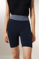 Short negro de calce alto, al cuerpo, con lurex y diseño color block.