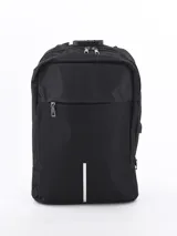 Mochila negra con cierre superior con doble cremallera, bolsillo frontal con cierre y tira reflectante vertical. Incluye asa superior, correas acolchadas ajustables y puerto USB lateral.