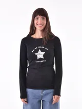 Remera verde militar de manga larga con cuello en V y estampado floral en tonos naranja.