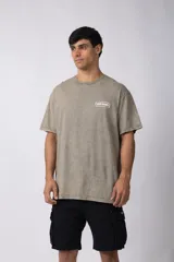 Remera color verde militar con estampa en el frente.