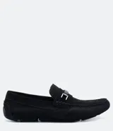Mocasín negro de cuero nobuck con detalle de hebilla metálica plateada.