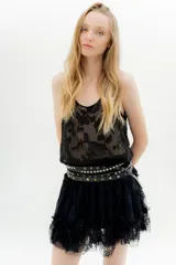 Top negro con estampado floral, breteles finos y espalda descubierta.