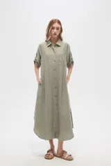 Vestido camisero midi negro de corte holgado, con cuello camisero, mangas cortas con trabillas, cierre frontal con botones, bolsillo en el pecho y bolsillos laterales.
