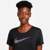 Remera deportiva Nike Dri-Fit Swoosh de mujer, color negro con logo Swoosh estampado en el pecho.