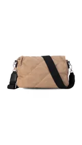 Bandolera color beige con diseño capitoneado, correa de galón ajustable en color negro y tapa con broche.