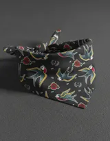 Pañuelo cuadrado negro con estampado de golondrinas, rosas y anclas.