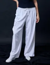 Pantalón largo de lino color blanco, de corte ancho, con pretina elastizada y lazo de ajuste.
