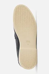 Mocasín casual color beige claro, con capellada de cuero serraje, corte liso con detalle de bordón y suela a contraste.