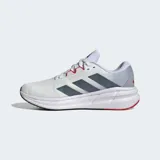 Championes Adidas Questar 3 para running, color blanco con detalles en gris y azul.