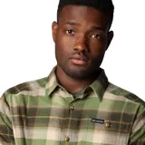 Camisa de franela verde, beige y marrón a cuadros, de manga larga, con cuello abotonado, cierre frontal con botones y bolsillo en el pecho con cierre de botón.