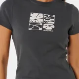 Remera negra de algodón con calce ajustado y estampado blanco con diseño floral y logo de la marca Rip Curl.
