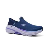Championes deportivos Skechers Slip-ins Max Cushioning Arch Fit 2.0, color azul con detalles en lila y blanco. Diseñados con tecnología Hands Free Slip-ins para un ajuste fácil, Heel Pillow para mantener el pie en su lugar y plantilla Arch Fit con soporte de arco certificado por podólogos.