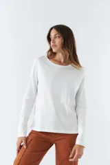 Remera negra de algodón, de corte recto, manga larga y cuello redondo.