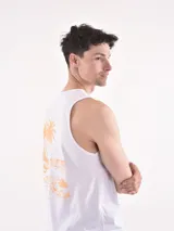 Musculosa blanca con estampado pequeño en el pecho.