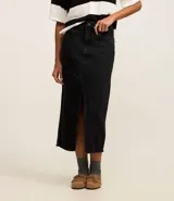 Falda midi de jeans color negro, de corte recto, con bolsillos delanteros y traseros, abertura frontal y cierre con botón y cremallera.
