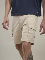 Bermuda de gabardina negra con bolsillos cargo laterales y corte recto.