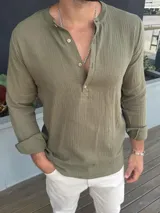 Camisa de hombre color verde oliva, de muselina con cuello mao y tres botones.
