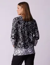 Blusa estampada en blanco y negro de seda fría, marca Ruby Rd. Manga ¾ acampanada.