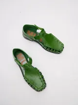 Sandalias de cuero azul con diseño semi-abierto y tiras tipo gladiador. Cierre con velcro y forro interior de cuero de chancho. Calzan chico.