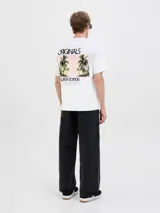 Camiseta blanca de algodón orgánico y poliéster reciclado, con cuello redondo y estampado en la espalda con palmeras y texto 'Originals Summer Edition'.