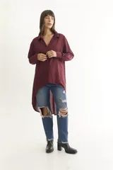 Camisa manga larga color borgoña, con cuello clásico, cierre frontal con botones y bajo irregular.