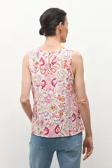 Blusa sin mangas con estampado paisley en tonos rojos, rosados, amarillos y blancos.