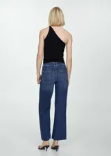 Pantalón de jean azul de corte recto, tiro alto y bajo desflecado.
