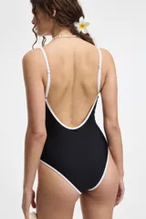 Malla enteriza negra con breteles finos y ribete blanco en escote y sisas.