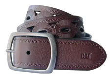 Cinturón de cuero color marrón con hebilla metálica plateada y diseño calado con motivos geométricos.