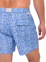 Short de baño celeste con estampado de ballenas en azul y gris. Tiene cintura elástica con cordón ajustable y bolsillos laterales.