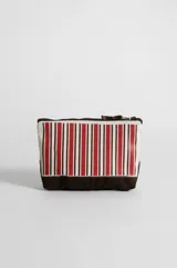 Neceser de lona color crudo con base y cierre superior en marrón oscuro. Estampado frontal con el texto "The Beach Club" en rojo y dos líneas verticales con franjas rojas y blancas.