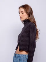 Top de manga larga, color azul, con cuello alto y cierre frontal, de diseño ajustado.